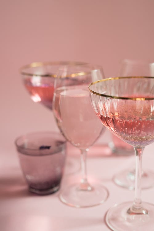 透明酒杯与红色液体 · 免费素材图片