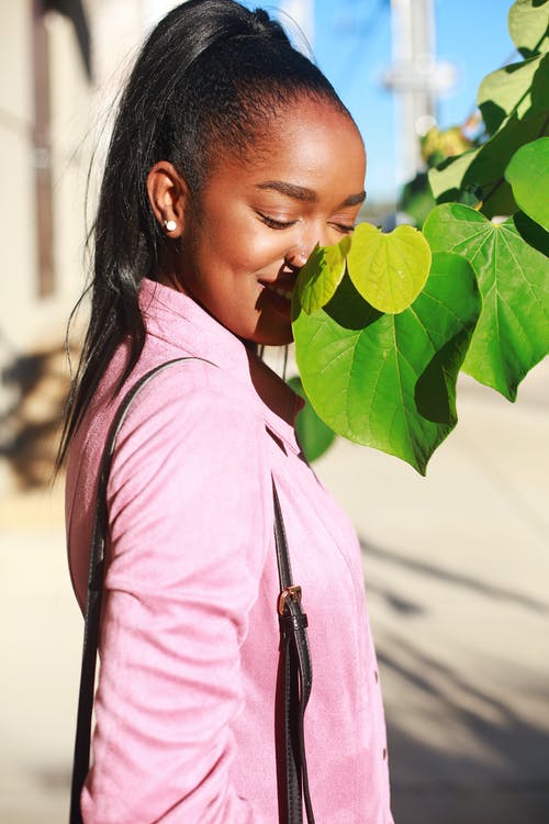 女人在叶子附近的照片 · 免费素材图片