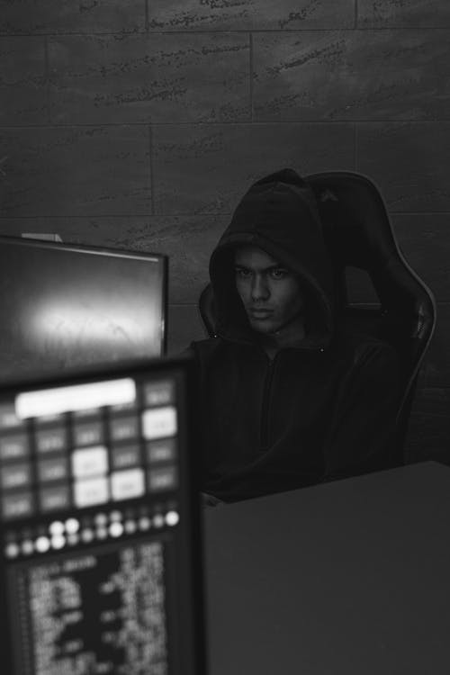 有关人, 单色, 坐的免费素材图片