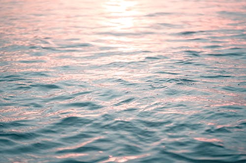 蔚蓝的海水在夕阳的光荡漾 · 免费素材图片