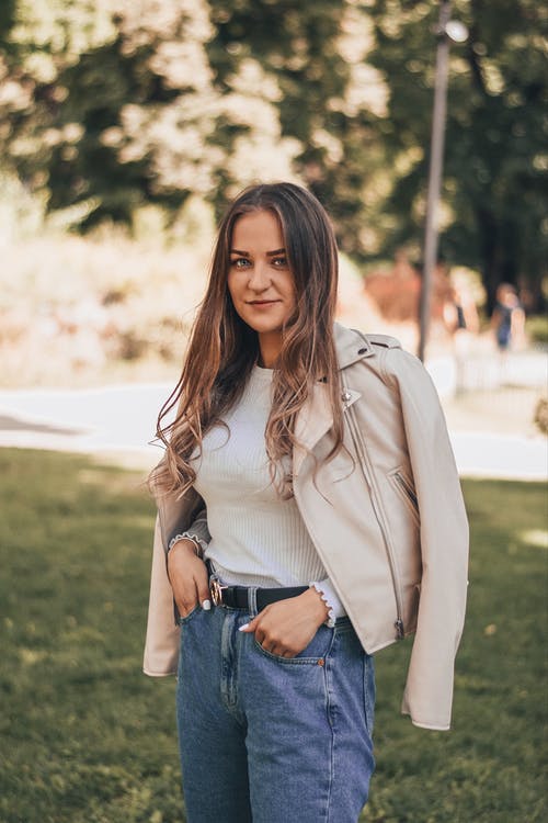 有关大衣, 女人, 微笑的免费素材图片