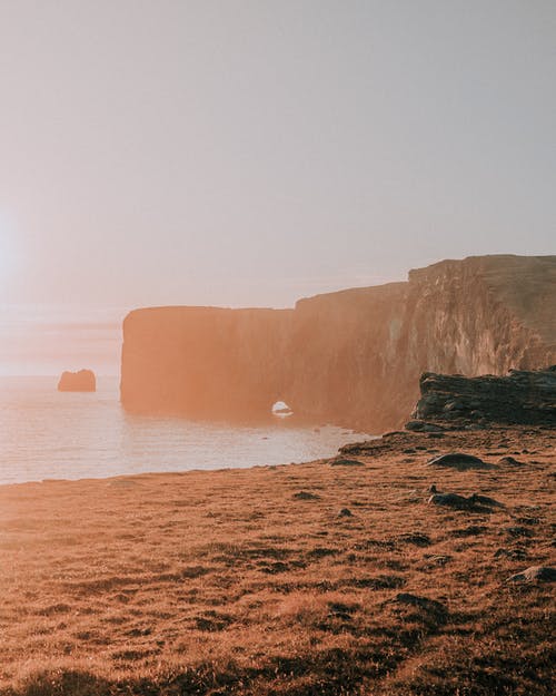 海边的棕色岩层 · 免费素材图片