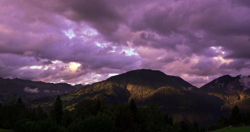 布朗山在日落期间多云的天空下 · 免费素材图片
