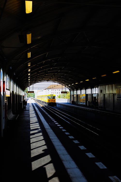黄色火车在隧道中行驶 · 免费素材图片
