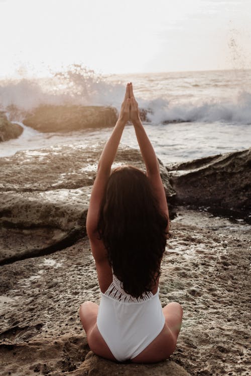 白色monokini的女人 · 免费素材图片