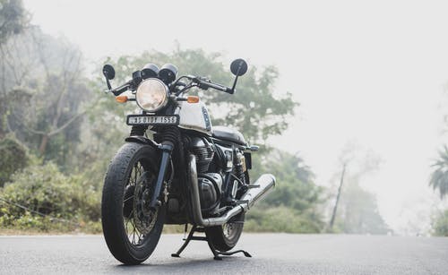 灰色的沥青路面上的黑色摩托车 · 免费素材图片