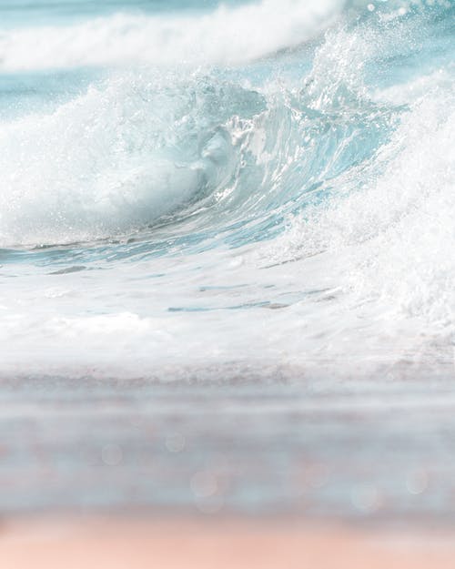 日光下纯净的飞溅海浪 · 免费素材图片