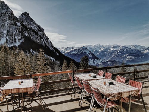 在白雪覆盖的山脉附近的餐厅 · 免费素材图片