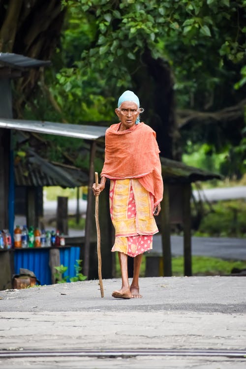 赤脚行走的老妇的照片 · 免费素材图片