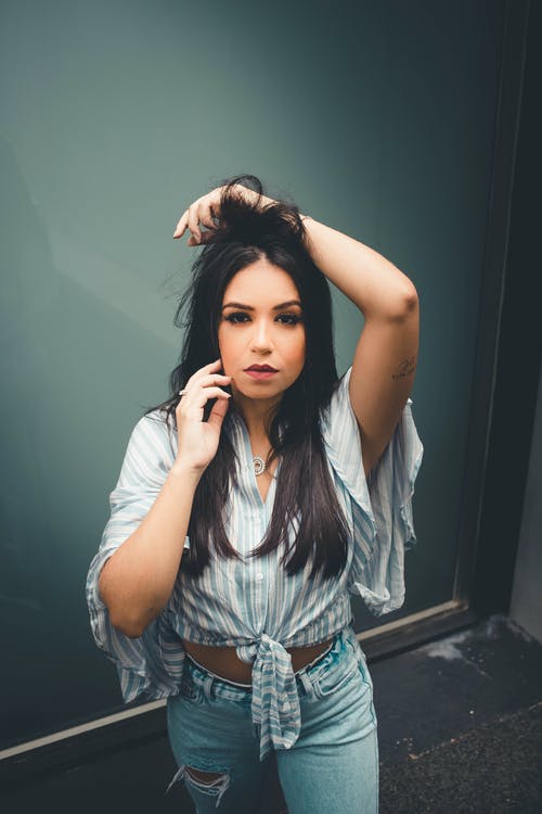 蓝色和白色纽扣衬衫的女人 · 免费素材图片