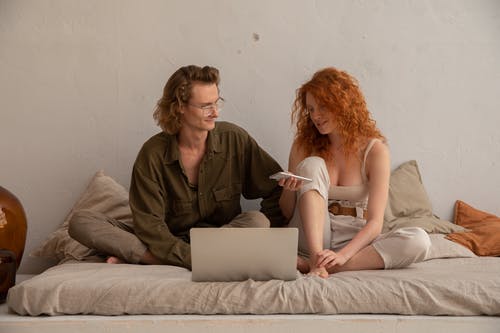 幸福的夫妻在家浏览笔记本电脑 · 免费素材图片