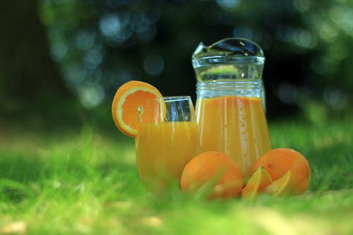 透明玻璃杯装满橙汁 · 免费素材图片