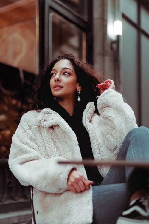 白色皮大衣的女人 · 免费素材图片