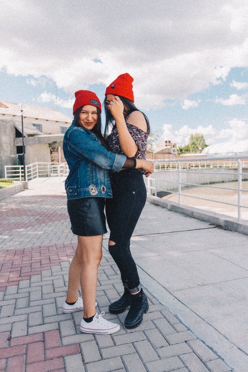 妇女互相拥抱的照片 · 免费素材图片