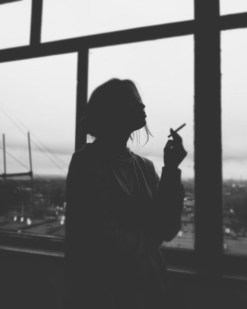 女人抽烟的剪影 · 免费素材图片