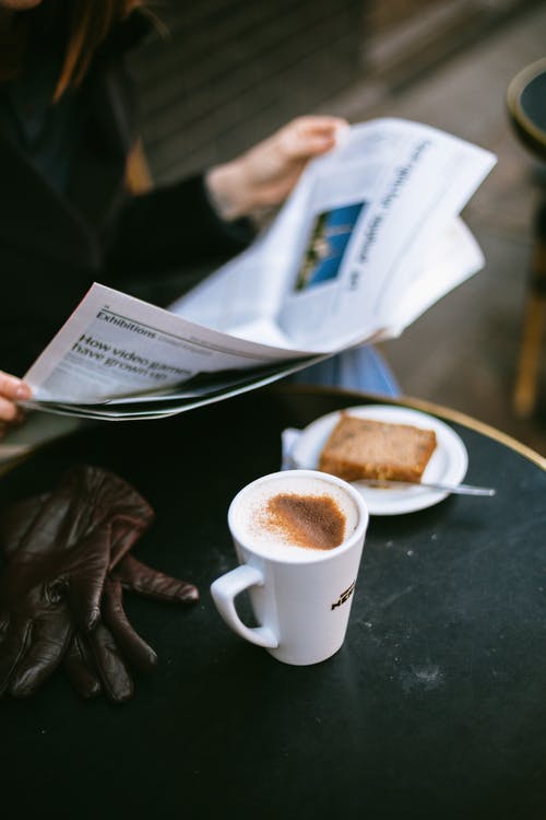 喝咖啡和看报纸的人 · 免费素材图片