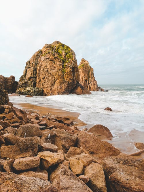 海岸上的棕色岩层 · 免费素材图片