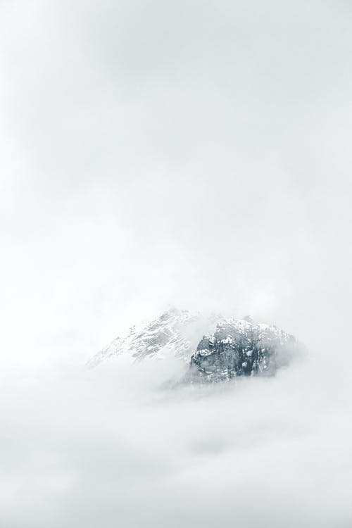 山上覆盖着雾 · 免费素材图片