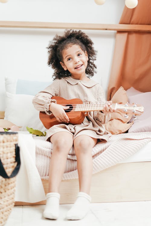 玩夏威夷四弦琴的女孩的照片 · 免费素材图片