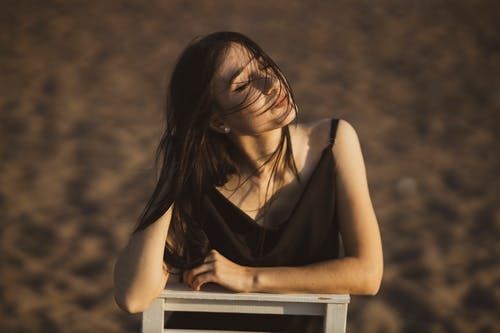 女人穿着黑色意大利面条皮带连衣裙 · 免费素材图片