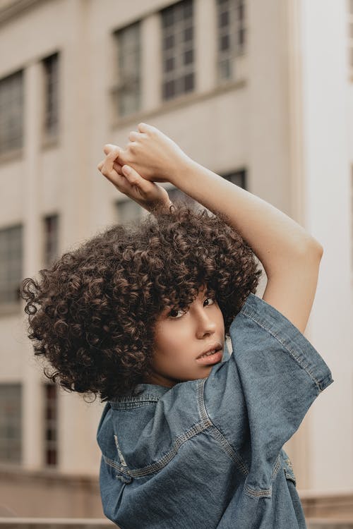 女人穿着蓝领外套 · 免费素材图片