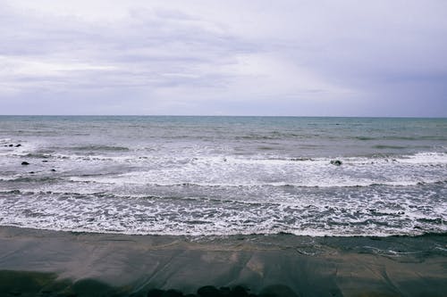 海浪在岸上崩溃 · 免费素材图片