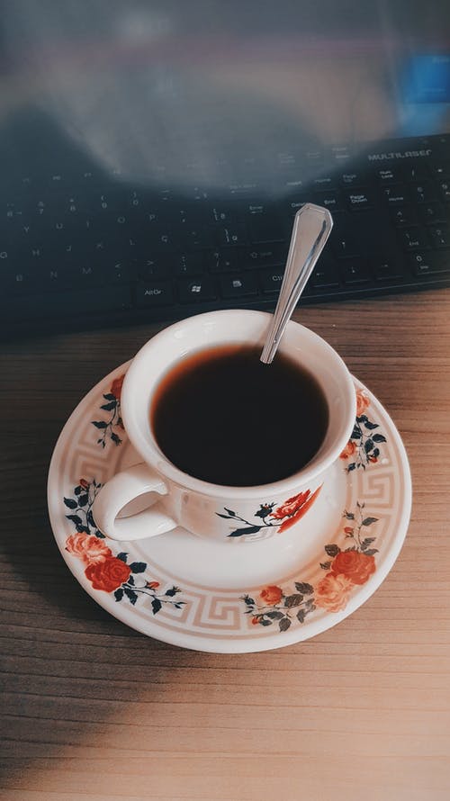 白色陶瓷杯黑咖啡 · 免费素材图片