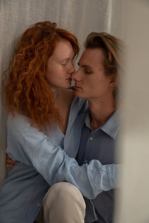 浪漫的情侣拥抱在窗帘附近 · 免费素材图片