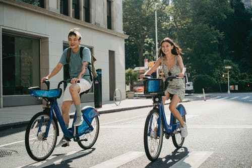 微笑多样的快乐朋友，骑自行车 · 免费素材图片