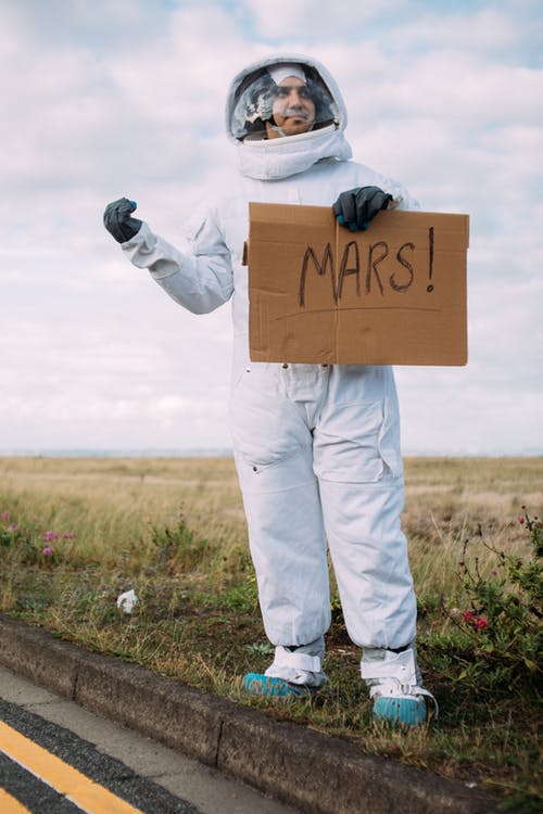 宇航员服装搭便车的人 · 免费素材图片