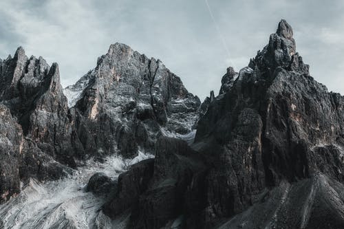 灰色的天空下的山脉 · 免费素材图片