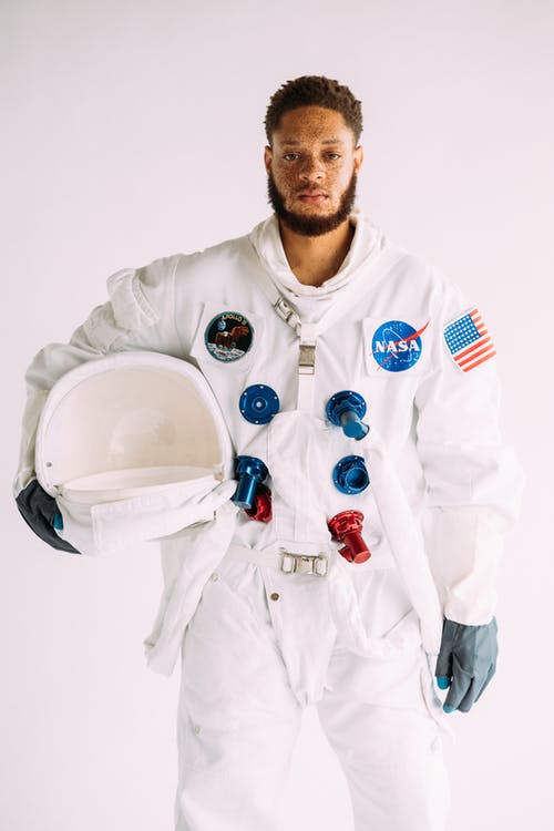 穿着太空服的男人 · 免费素材图片