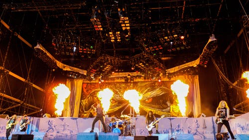 乐队与火在舞台上演奏 · 免费素材图片