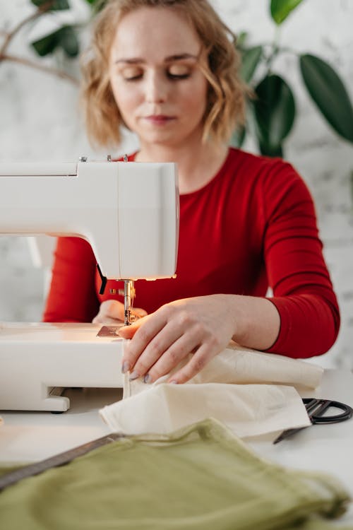 女人缝的照片 · 免费素材图片