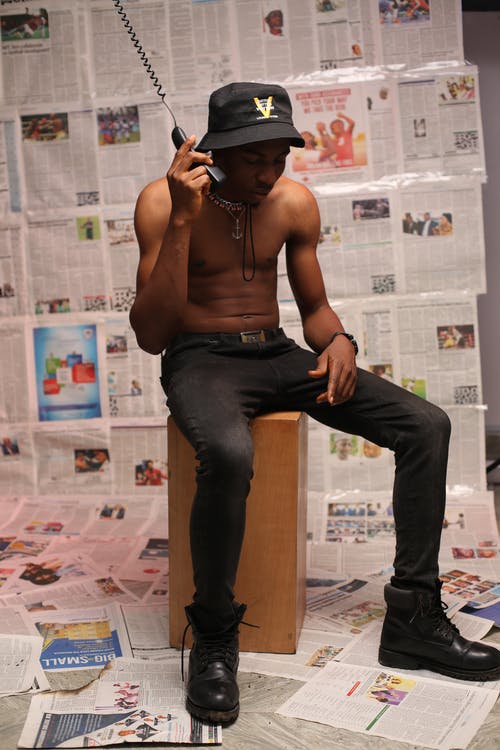 黑色牛仔牛仔裤和黑色水桶帽的男人 · 免费素材图片
