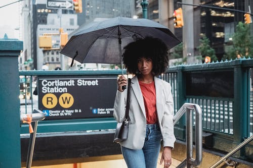 有关人, 单肩包, 地铁站的免费素材图片