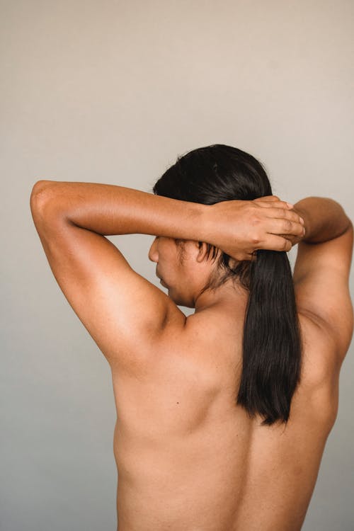 光着膀子的民族男子，用手在头后面 · 免费素材图片