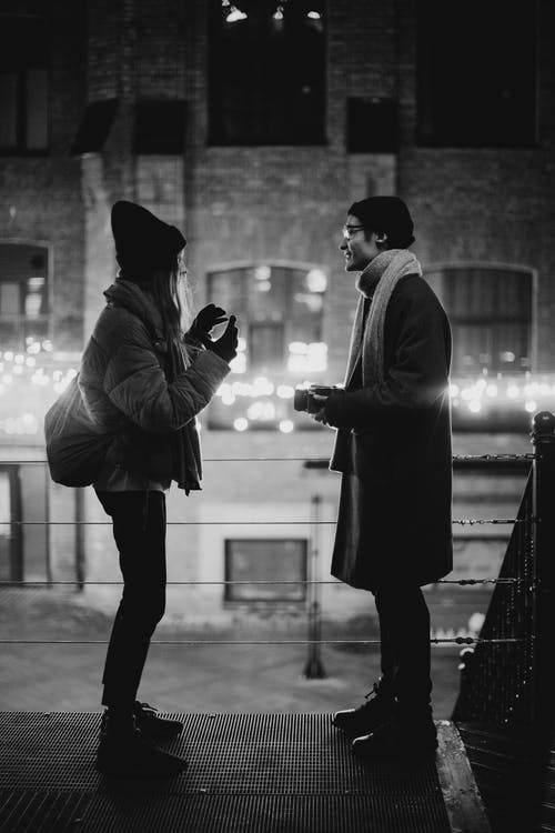 说话的男人和女人的灰度摄影 · 免费素材图片