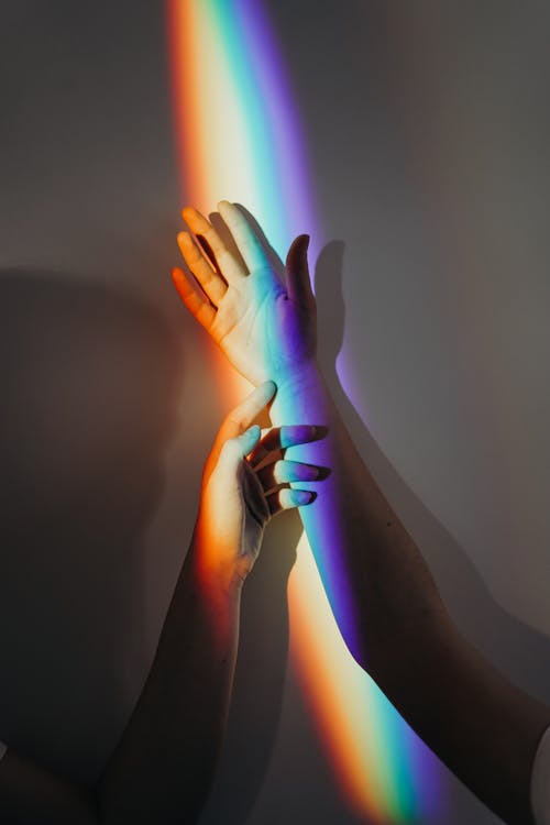 人的手与彩虹的颜色 · 免费素材图片