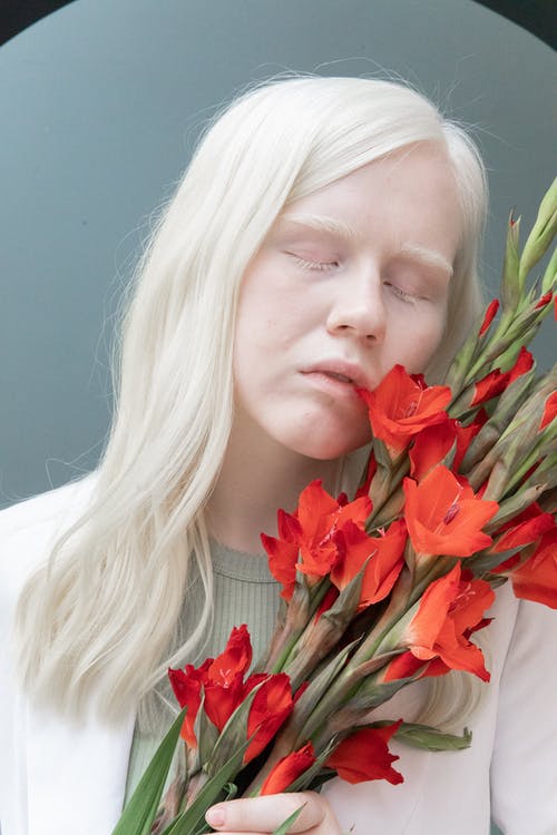 白花束红色花束的女人 · 免费素材图片