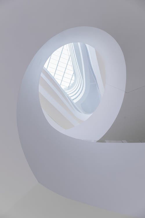 白色混凝土螺旋楼梯 · 免费素材图片