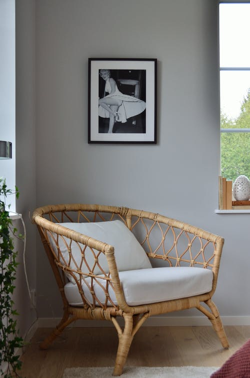 白墙附近的白色柳条扶手椅 · 免费素材图片