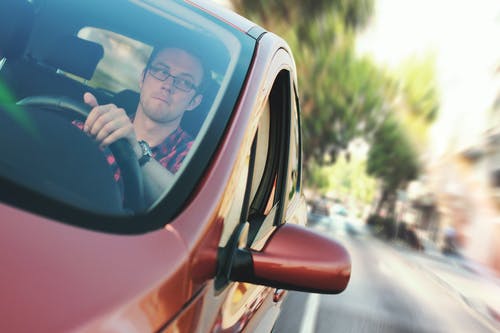 男子驾驶红色车辆 · 免费素材图片