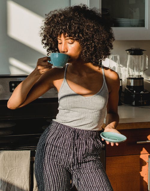 在家享用咖啡的黑人妇女在厨房里 · 免费素材图片