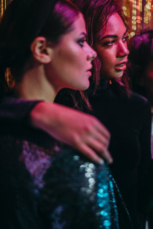 灰色上衣的女人黑色上衣的女人 · 免费素材图片