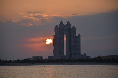 日落期间城市建筑的轮廓 · 免费素材图片