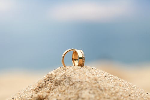 沙滩上的金婚戒 · 免费素材图片
