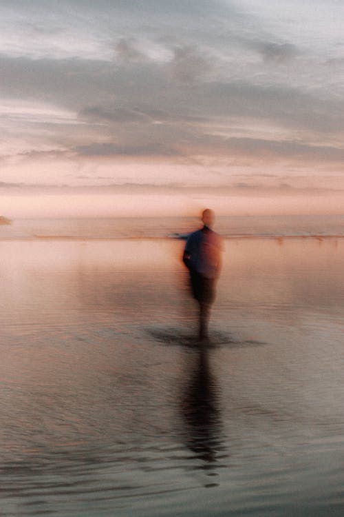 站在水中的匿名男子 · 免费素材图片