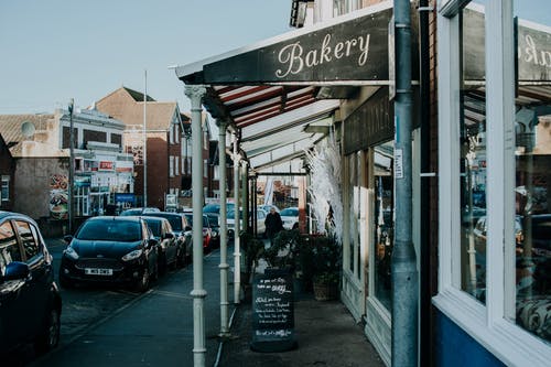 停在面包房外的车辆 · 免费素材图片
