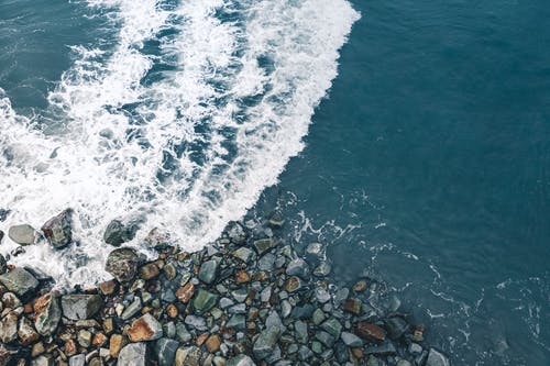 海浪拍岸 · 免费素材图片